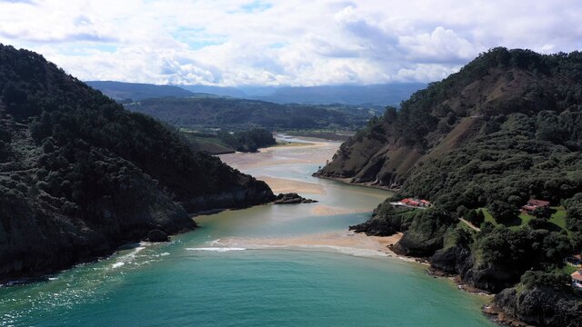 Die beeindruckende Flussmündung der Ría de Tina Mayor.