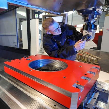 Archivbild: Ein Anwendungstechniker bereitet eine CNC-Fräsmaschine für die Präsentation auf der Fachmesse "Intec" in Leipzig vor (Bild: picture alliance/dpa | Jan Woitas)