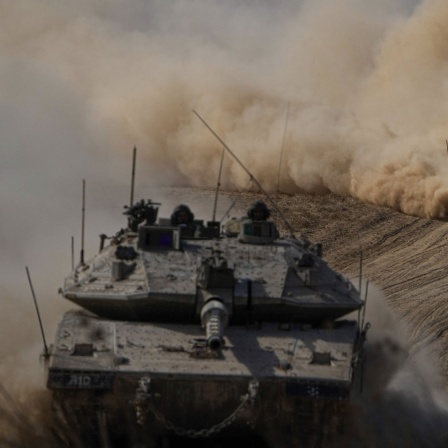 Israelische Panzer fahren auf die Grenze zum Gazastreifen im Süden Israels zu. Archivbild 13.10.2023
