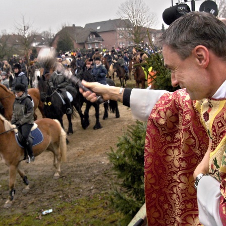 Der Pastor Heinz-Norbert Hürter segnet am 26.12.2006 in Goch-Kessel Reiter und Pferde an der St. Stephanus Kirche.