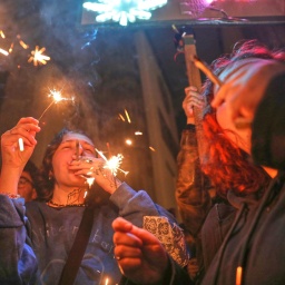 Kiffer feiern mit einem "Smoke In" die teilweise Legalisierung von Cannabis: Mehrere Hundert Personen haben sich versammelt, um sich kurz nach Mitternacht einen Joint anzustecken.