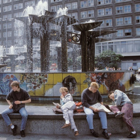 Symbolfoto: Jugendliche an einem Brunnen in Osterberlin 1990