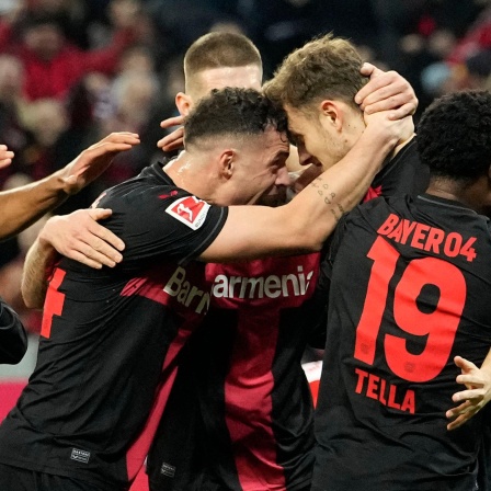 Bayer 04 Leverkusen jubelt nach dem 3:0-Sieg gegen Bayern München.