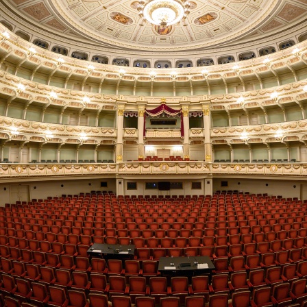 Blick in den leeren Saal der Dresdner Semperoper. 