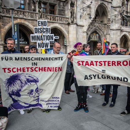 Demonstration gegen Säuberungsaktionen in Tschetschenien, die sich nach Angabe der Demonstranten gegen Homosexuelle richten (April 2017 in München)