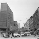Polizeiwagen vor dem Gebäude des Springer-Verlages in Hamburg am 19.. Mai 1972. Durch mehrere Bombenexplosionen in dem Hauptgebäude des Verlages wurden 17 Mitarbeiter verletzt.