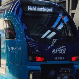 Ein Erixx-Akkuzug steht auf einem Gleis am Kieler Hauptbahnhof.