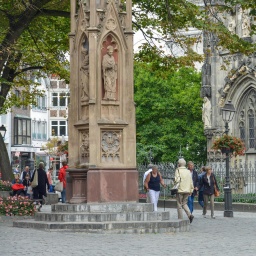 Menschen flanieren durch die Innenstadt von Aachen