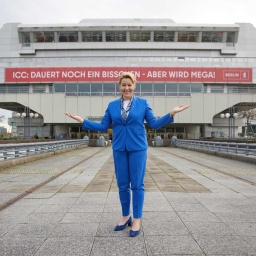 Franziska Giffey (SPD), Wirtschaftssenatorin, steht vor dem Internationalen Congress Centrum (ICC) (Bild: picture alliance/Jörg Carstensen)