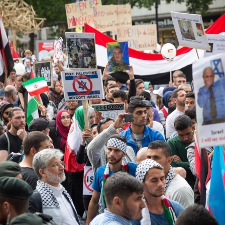 Etwa 700 Menschen protestieren am alljährlich stattfindenden Al-Quds-Tag in Berlin gegen Israel. Mehrere hundert Gegendemonstranten protestieren auf mehreren Kundgebungen entlang der Demonstrationsroute gegen Antisemitismus. 
