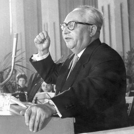 Der SPD-Vorsitzende Erich Ollenhauer am 23. März 1958 bei seiner Ansprache zur Kundgebung &#034;Kampf gegen Atomtod&#034; in der Frankfurter Kongresshalle. In der überfüllten Frankfurter Kongresshalle wurde am 23.3.1958 im Beisein namhafter Politiker und Wissenschaftler die Aktion &#034;Kampf gegen Atomtod&#034; eröffnet, die auf das ganze Bundesgebiet ausgedehnt werden soll.