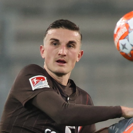 St. Pauli's Philipp Ziereis in Aktion.