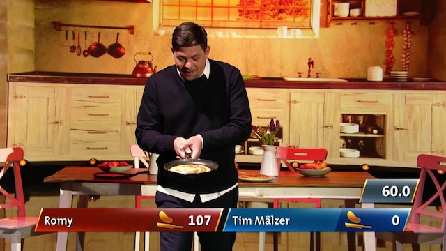 Tim Mälzer hält eine Bratpfanne in den Händen.