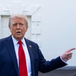 US-Präsident Donald Trump spricht vor dem Weißen Haus mit Reportern.