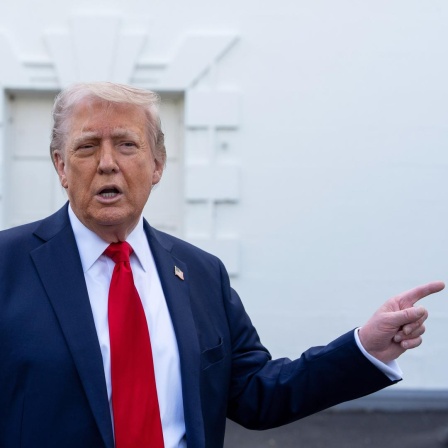 US-Präsident Donald Trump spricht vor dem Weißen Haus mit Reportern.