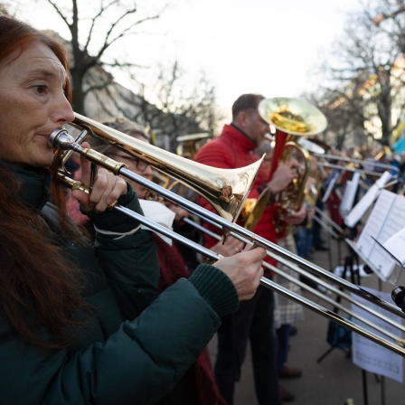 Rund 60 Blaeserinnen und Blaeser evangelischer Posaunenchoere protestieren vor der russischen Botschaft.