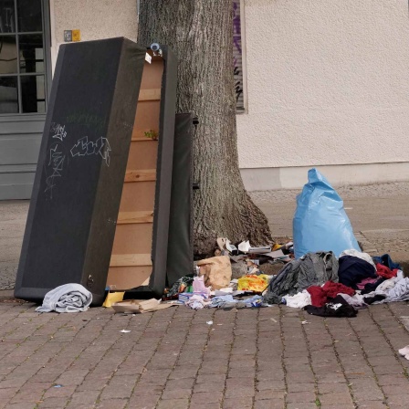  Illegal entsorgter Sperrmüll steht an einer Strasse im Stadtteil Schöneberg.