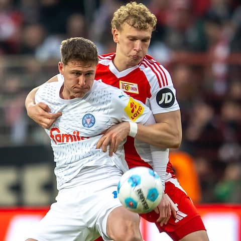 Phil Harres von Holstein Kiel kämpft gegen Berlins Leopold Querfeld (r.) um den Ball.