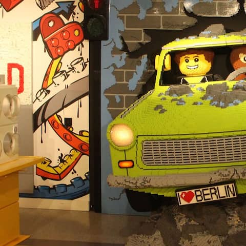 LEGO-Figuren rasen im Trabi durch die Wand: Das sogenannte „Wow-Modell“ im LEGO-Store in der Tauentzienstraße in Berlin (Bild: rbb/Rebecca Wegmann) 