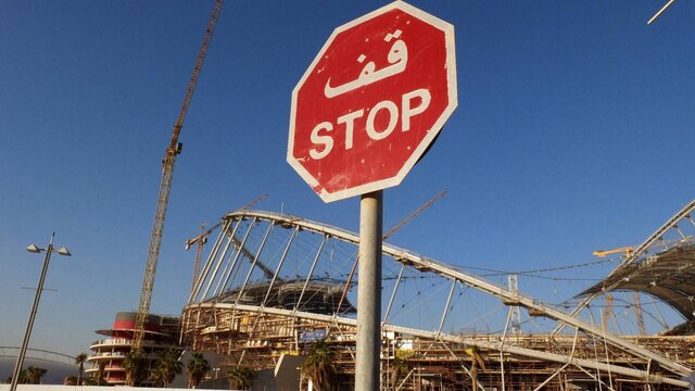 Ein Stop-Schild auf einer Baustelle in Doha