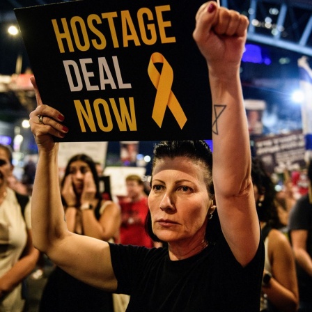 Menschen protestieren in Tel Aviv gegen die Regierung des israelischen Premierministers Netanjahu und fordern einen Deal mit der Hamas zur Freilassung der Geiseln.