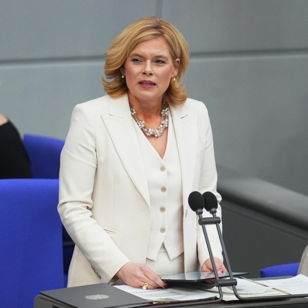 Bundestagspräsidentin Klöckner: "Wir müssen jetzt die Nerven behalten"
