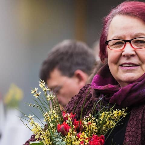 Die Gewinnerin des Preises der Leipziger Buchmesse 2017, Natascha Wodin, hält einen Blumenstrauß in der Hand