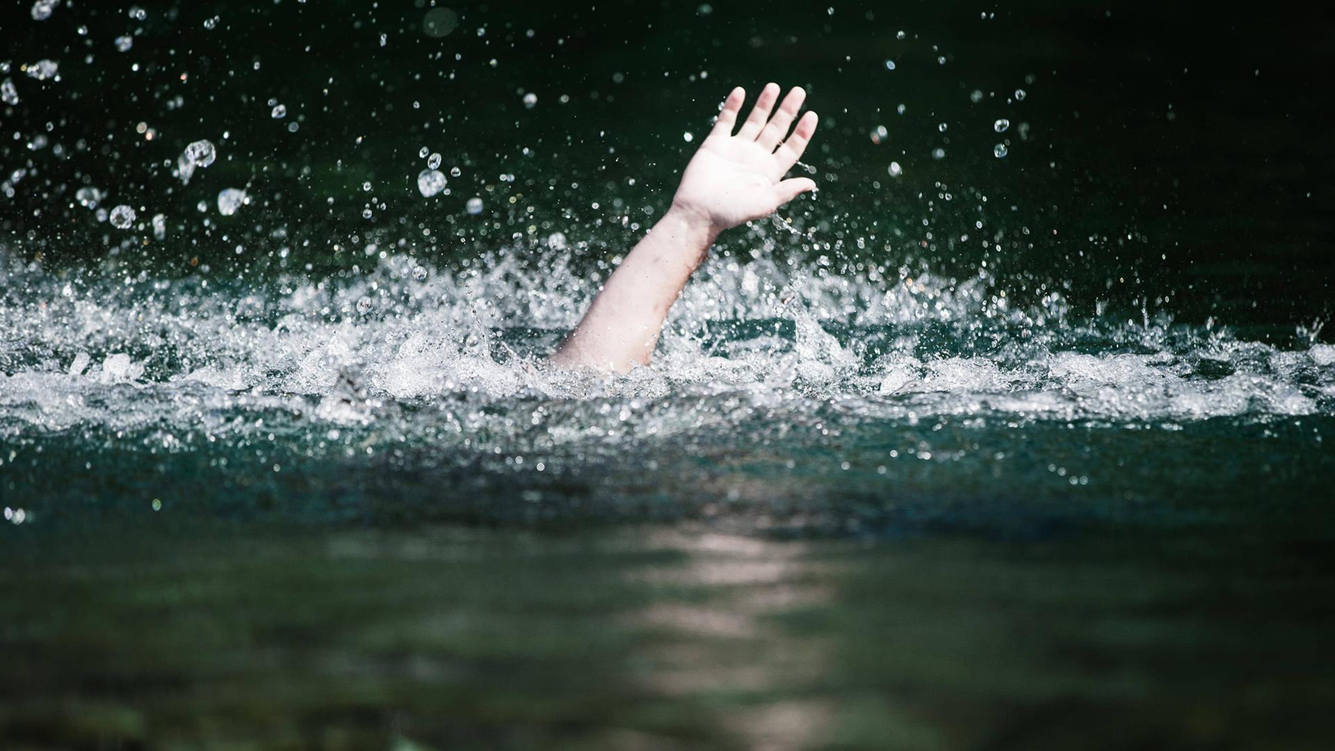 alles wissen Badeunfälle Menschen ertrinken still und unbemerkt