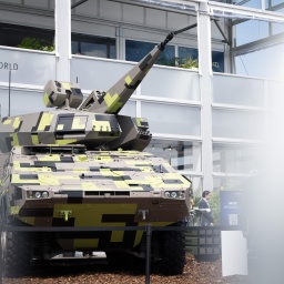 Ein Flugabwehrsystem Boxer Skyranger 30 des Rüstungsunternehmens Rheinmetall wird während der Internationalen Luft- und Raumfahrtausstellung vor einem ehemaligen Flughafengebäude auf mulchigem Untergrund und mit Absperrband ausgestellt.