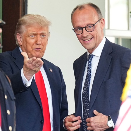 US-Präsident Donald Trump (l) empfängt Bundeskanzler Friedrich Merz (CDU) vor dem Weißen Haus.