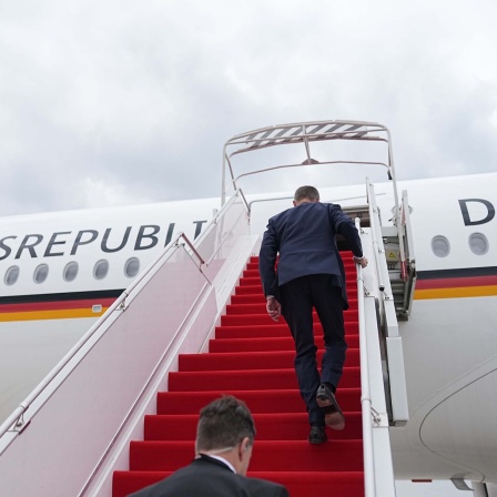 Bundeskanzler Merz auf dem Gangway (07.05.2025)
