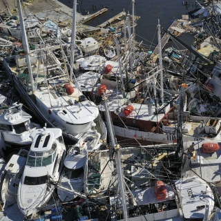 Eine Luftaufnahme zeigt Boote und Schiffe in einem Jachthafen in der Nähe von Fort Myers Beach (San Carlos Island, Florida, USA) übereinander liegend, die der Hurrikan Ian verursachte.