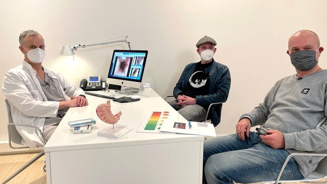Das Bild zeigt Dr. Heinz-Wilhelm Esser und den Gastroenterologe Dr. Eric Jörgensen.