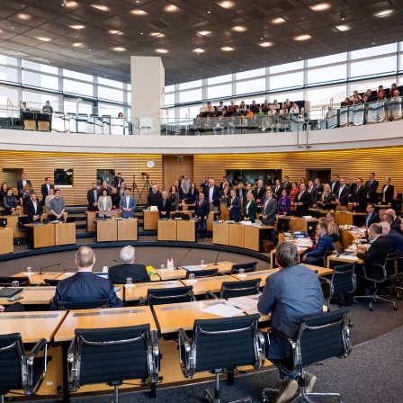 Schlussabstimmung zur Feststellung des Landeshaushaltsplans für das Haushaltsjahr 2025 in der 15. Plenarsitzung des Thüringer Landtags