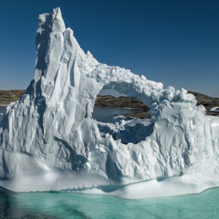 Schmelzende Eisberge bei Horseshoe Island in der Antarktis.