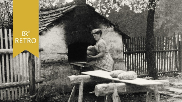 Bäuerin holt Brotlaibe frisch aus dem Holzofen | Bild: BR Archiv