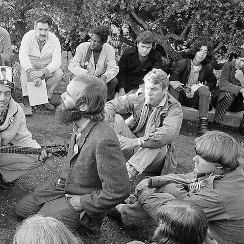 Eine große Gruppe langhaariger Hippies begrüßte den Sonnenaufgang von der Hügelkuppe des Bezirks Haight-Ashbury