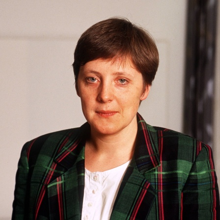 Angela Merkel (CDU), Ministerin für Frauen und Jugend, 1991 in ihrem Büro in Bonn