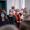In eine Wahllokal stehen viele Menschen Schlange, darunter Franziska Giffey. Die Menschen tragen Masken zum Schutz vor der Ansteckung mit Corona.