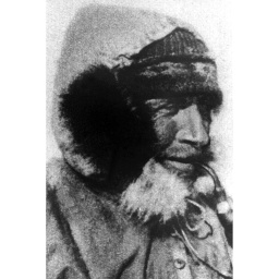 Der Polarforscher, Geophysiker und Meteorologe in einer zeitgenössischen Aufnahme. 1912 veröffentlichte er die von ihm entwickelte Theorie der Kontinentalverschiebung. Alfred Wegener wurde am 1. November 1880 in Berlin geboren und wurde während einer Expedition in Grönland Ende November 1930 rund 150 Kilometer von Station Eismitte tot aufgefunden.