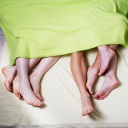Mehrere herausschauende Füße unter einem Bettlaken.