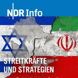 Die Nationalflaggen vom Staat Israel und der Islamischen Republik Iran auf einer Wand mit aufgeplatzter Farbe und einem schraegen, dicken Riss.