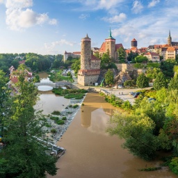 Stadansicht Bautzen mit Spree, Alte Wasserkunst, Michaeliskirche, Wasserturm, Dom, Rathausturm, Lauenturm, 2022