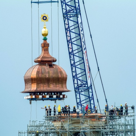 Feierliche Hebung der kupferbeschlagenen Turmhaube und des Kuppelkreuzes auf die Dresdner Frauenkirche