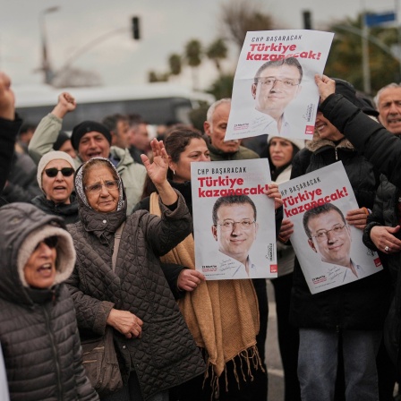 Menschen skandieren Slogans und halten Plakate des Istanbuler Bürgermeisters Ekrem Imamoglu, während sie vor der Vatan-Sicherheitsbehörde protestieren, wohin Imamoglu nach seiner Verhaftung in Istanbul gebracht werden soll.