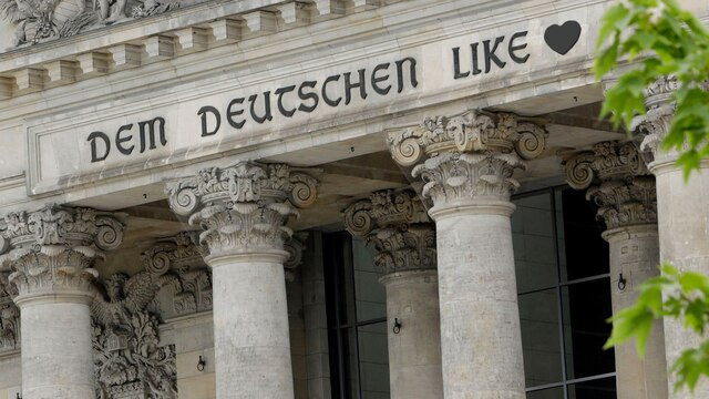 Statt "dem deutschen Volk" steht auf dem Bundestag "dem deutschen Like"