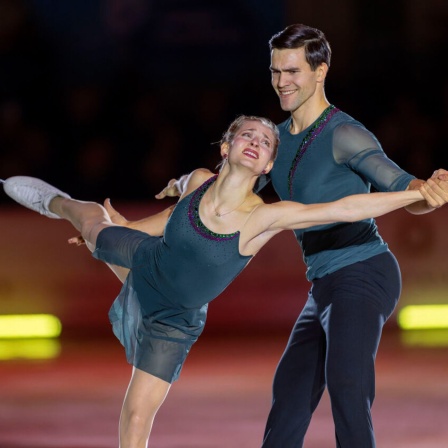 Das Eiskunstlauf-Paar Minerva Hase und Nikita Volodin bei einer Gala in Oberstdorf (picture alliance/M.i.S./Bernd Feil)