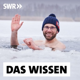 Eisbader Mario geht bei Minusgraden mit Mütze ins Wasser. Mario hatte sich mit dem Beil ein Loch in die circa 10 cm dicke Eisdecke geschlagen und geht nun drei mal hintereinander für kurze Zeit in den Habermannsee: Dass Kälte gut für den Körper sein kann, wusste schon Sebastian Kneipp. Mittlerweile gibt es viele Menschen, die auch im Winter in Seen und Meeren schwimmen. Sportler schätzen ein Eisbad, um Muskelschäden schneller heilen zu lassen. Kältetherapien sollen die Schmerzen bei Rheuma oder Migräne lindern.