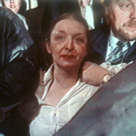 Adelheid Streidel wird nach ihrem Mordanschlag auf Oskar Lafontaine von Polizeibeamten abgeführt. (Archivbild)