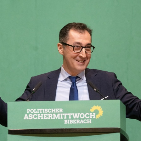 Cem Özdemir, Bundesminister für Ernährung und Landwirtschaft, steht am Rednerpult beim politischen Aschermittwoch der baden-württembergischen Grünen in der Stadthalle Biberach im Jahr 2023